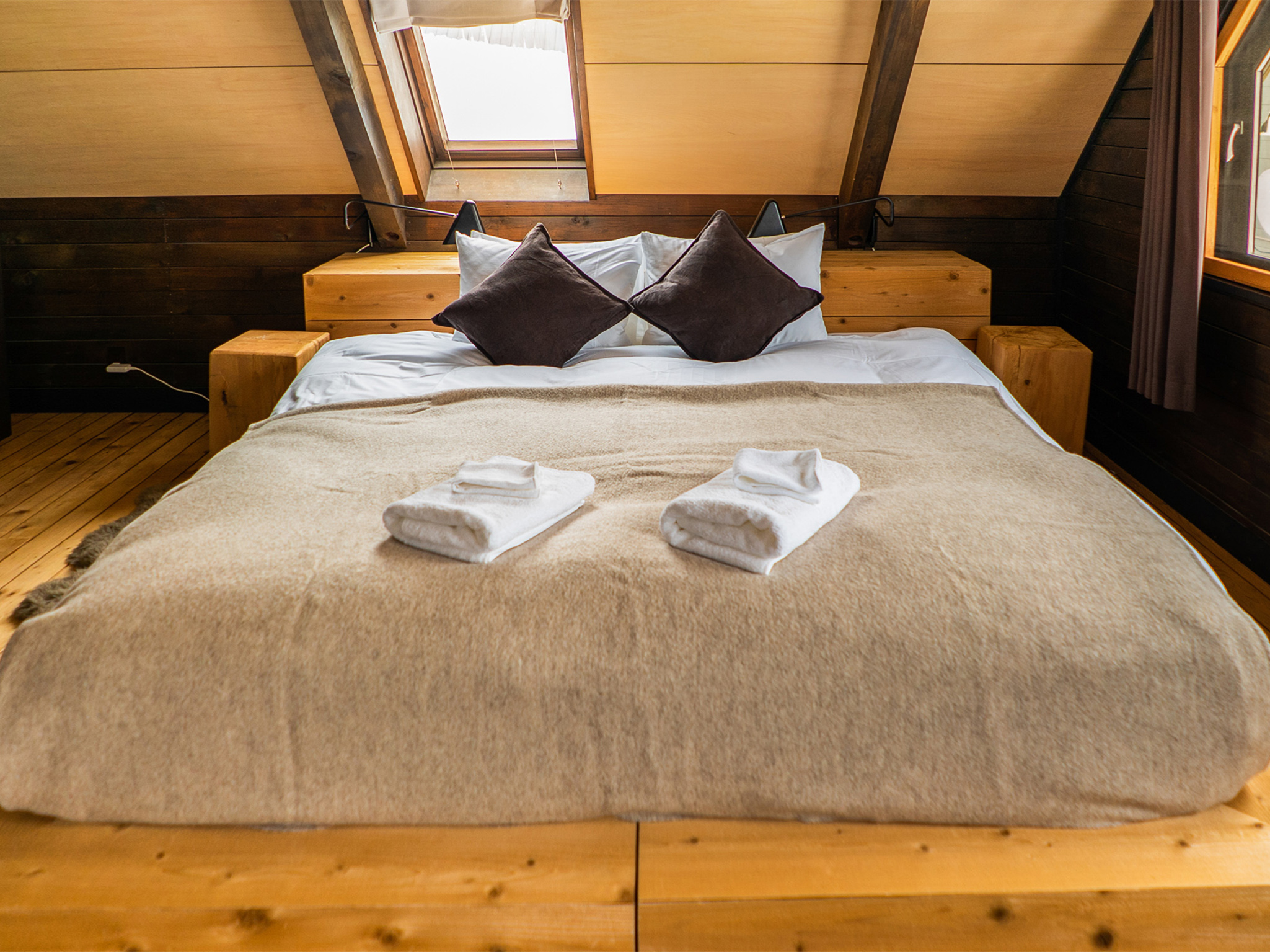 Momiji Lodge - Master bedroom 2 with split-queen bed